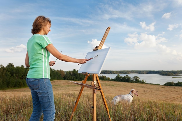 Artista che dipinge un paesaggio marino