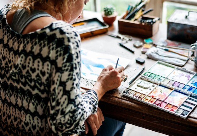 Artista che disegna con gli acquerelli