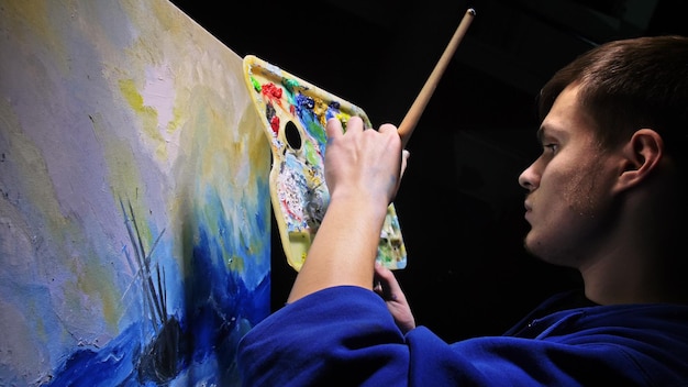 Artista copista vernice paesaggio marino con nave nell'oceano Decoratore artigiano disegnare come barca a vela sul mare blu