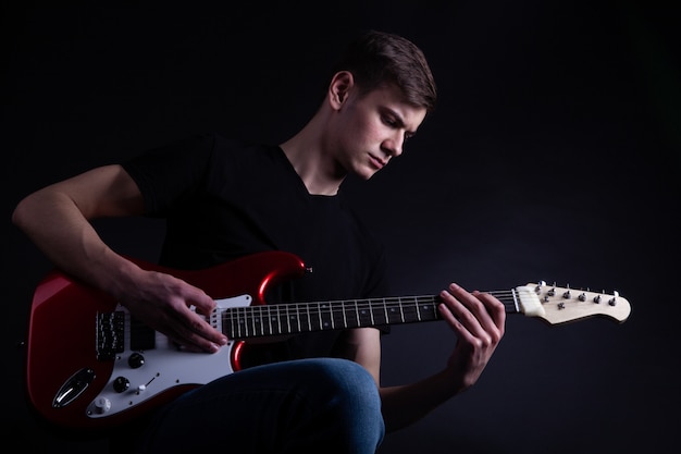 Artista della banda rock che suona la chitarra