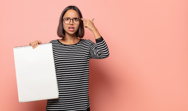 Artista della giovane donna che sembra sorpreso, a bocca aperta, scioccato, realizzando un nuovo pensiero, idea o concetto