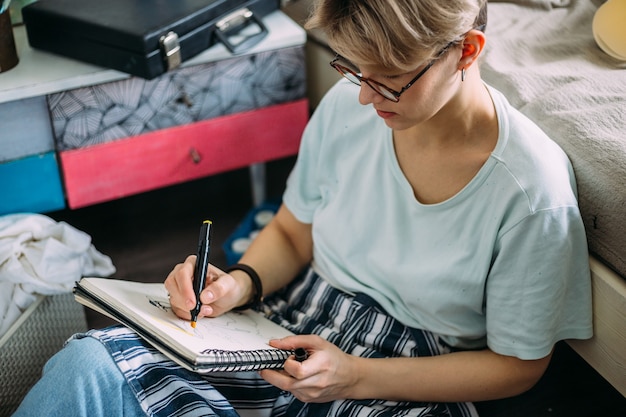 Artista donna che disegna schizzo artista femminile crea uno schizzo