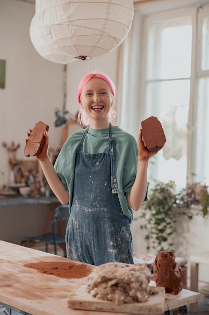 Artista femminile della ceramica che prepara l'argilla per lo stampaggio in laboratorio