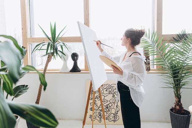 Artista femminile di talento che dipinge su tela in studio