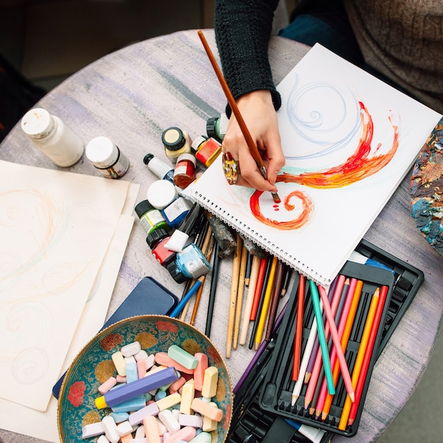 Artista femminile dipinto su carta in studio d'arte