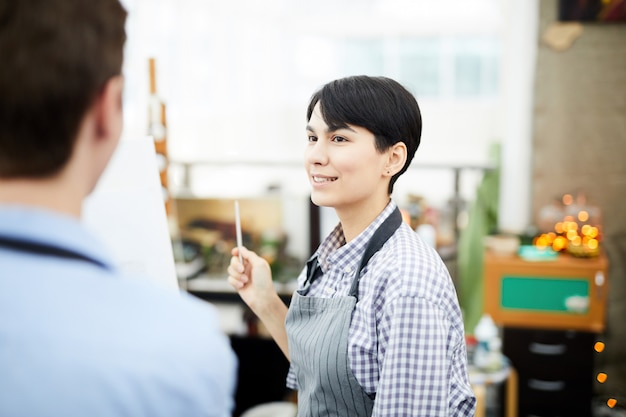 Artista femminile in officina