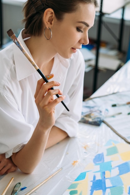 Artista femminile ispirato al mestiere di pittura di arte terapia