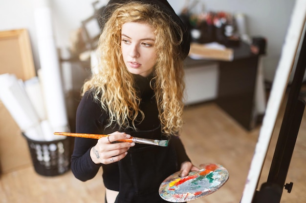 Artista femminile riccia bionda in nero