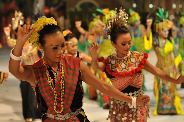 Artisti sorridenti che eseguono una danza tradizionale durante il carnevale
