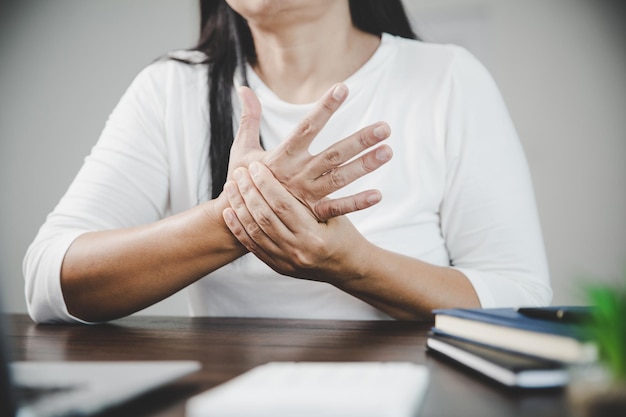 Artrite persona dito donna dolore dal lavoro in ufficio Sindrome dell'ufficio concettuale