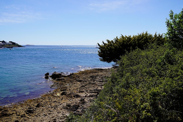 Arzon pietra percorso a piedi lungo la costa bretone a vannes nella Francia occidentale