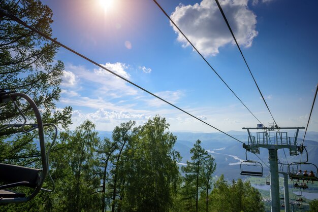 Ascensore di sci in montagna in giornata di sole contro il cielo blu