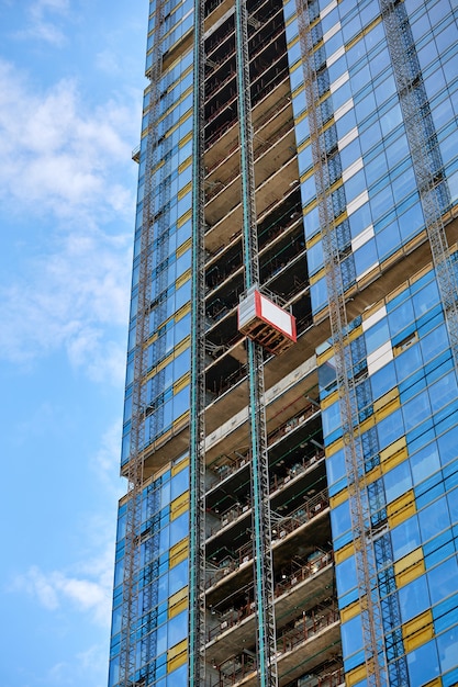 Ascensore su un grattacielo di vetro in costruzione