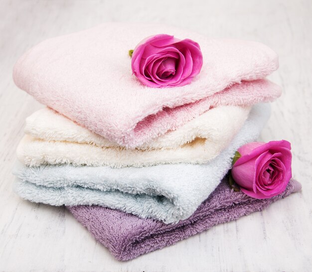 Asciugamani da bagno con rose rosa