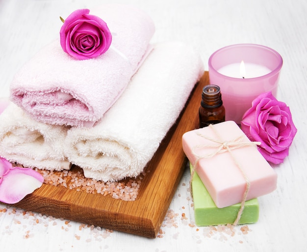 Asciugamani da bagno con rose rosa