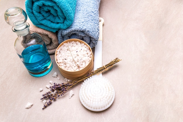 Asciugamani da bagno, sale marino con lavanda, bagnoschiuma e pennello