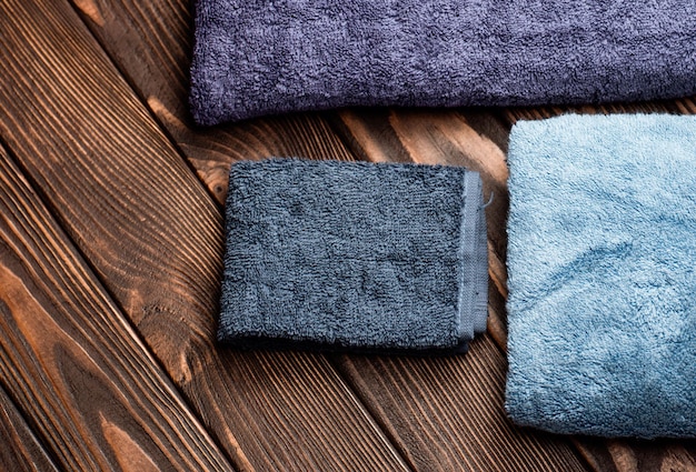 Asciugamani da bagno su fondo in legno Telo da bagno blu