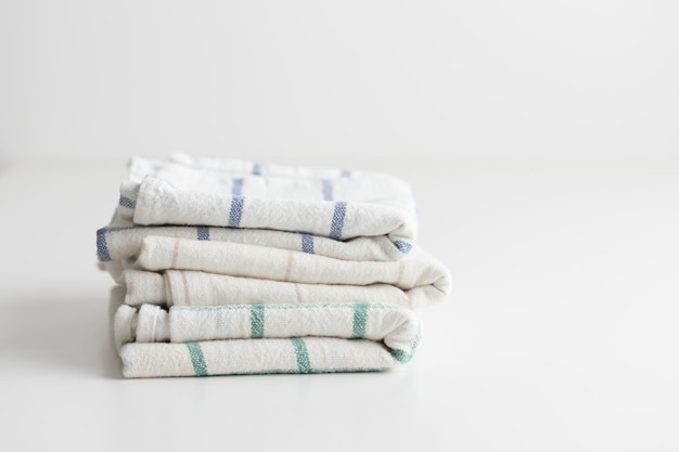 Asciugamani da cucina su sfondo bianco