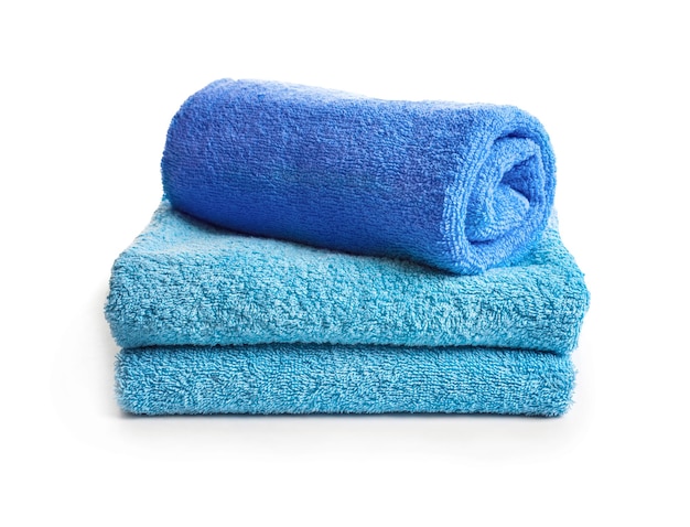 Asciugamani di spugna puliti su sfondo bianco