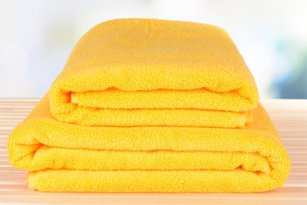 Asciugamani gialli sul tavolo su sfondo chiaro