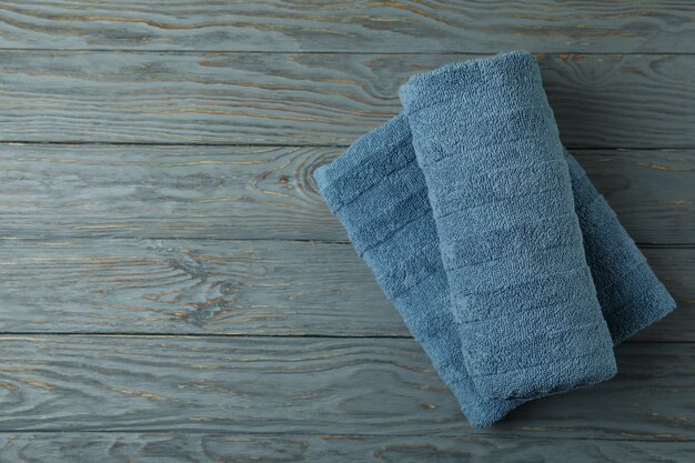 Asciugamani puliti piegati sul tavolo di legno grigio, spazio per il testo