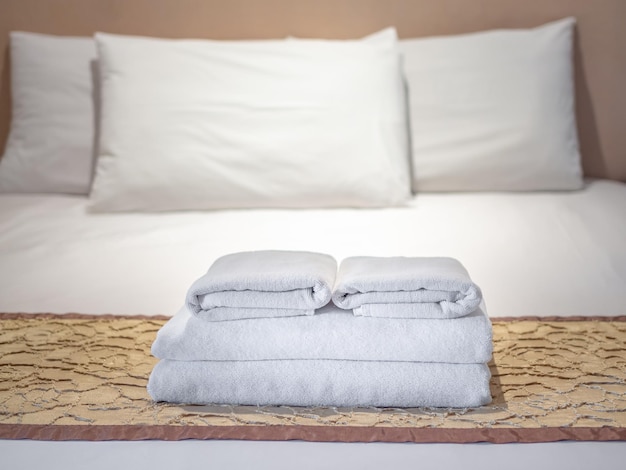Asciugamani puliti sul letto nella camera d'albergo