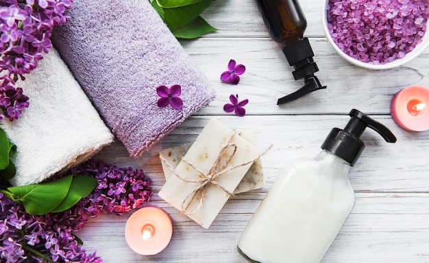 Asciugamani spa e sapone con fiori lilla