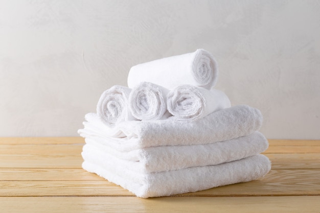 Asciugamani Spa su superficie di legno