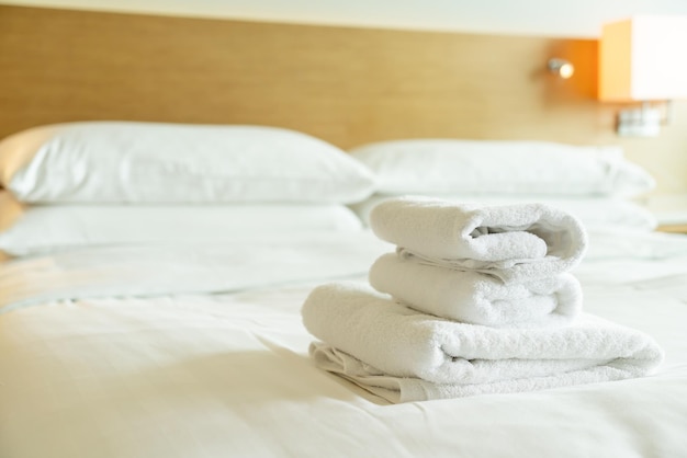 Asciugamano bianco del primo piano sul letto