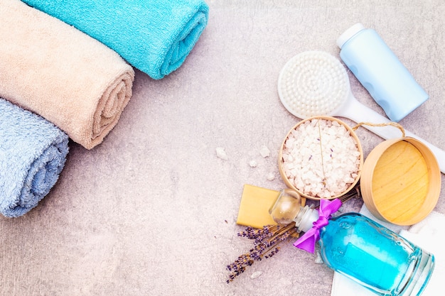 Asciugamano da bagno, sale marino con lavanda, sapone alle olive naturale, gel doccia e pennello