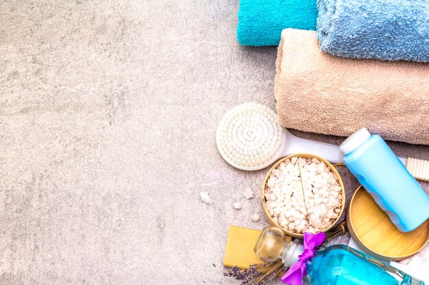 Asciugamano da bagno, sale marino con lavanda, sapone alle olive naturale, gel doccia e pennello