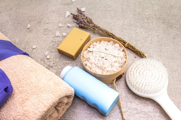 Asciugamano da bagno, sale marino con lavanda, sapone alle olive naturale, gel doccia e pennello