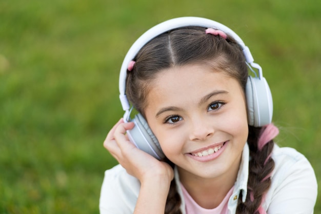 Ascolta la musica Bellezza e moda bambino piccolo ascolta ebook educazione Felicità infanzia lettore Mp3 festa dei bambini Tecnologia audio bambina bambina in cuffia Godersi la sua musica preferita