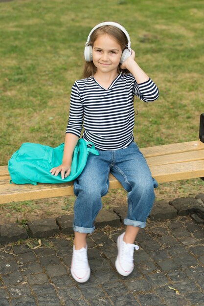 Ascolta ovunque I bambini ascoltano la musica estate all'aperto Ascolta le tecnologie Cuffie wireless Comprensione dell'ascolto Scuola di inglese Educazione musicale Ascoltare l'audio a modo suo