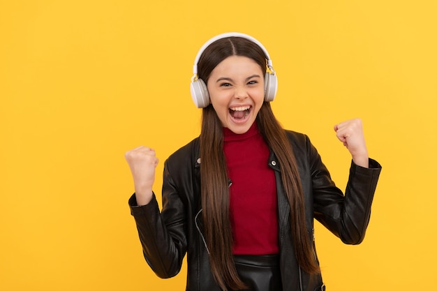 Ascoltare la musica. accessorio per dispositivo auricolare wireless. nuova tecnologia. sviluppo dell'infanzia. bambino in auricolari moderni. formazione in linea. di nuovo a scuola. ragazza teenager felice in cuffie. amante della musica.