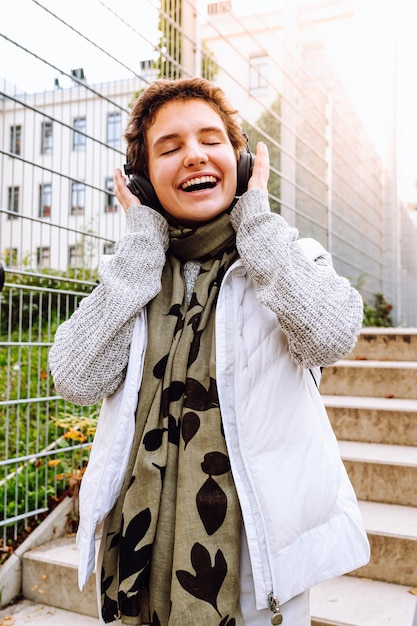 ascoltare musica mentre si cammina in autunno