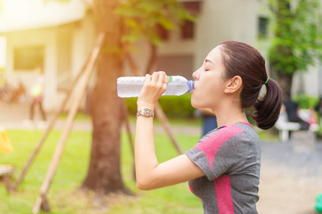 Asia sport ragazza acqua potabile