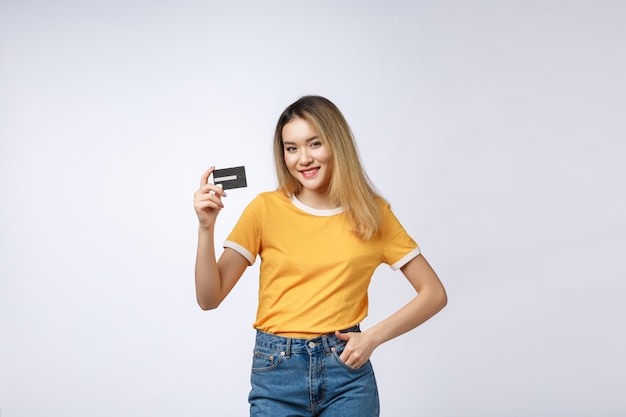 Asian content woman holding fan di banconote in dollari di denaro e carta di credito