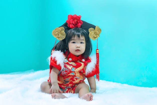 Asian cute baby wear cheongsam dressFelice anno nuovo cinese conceptThailandia bambina