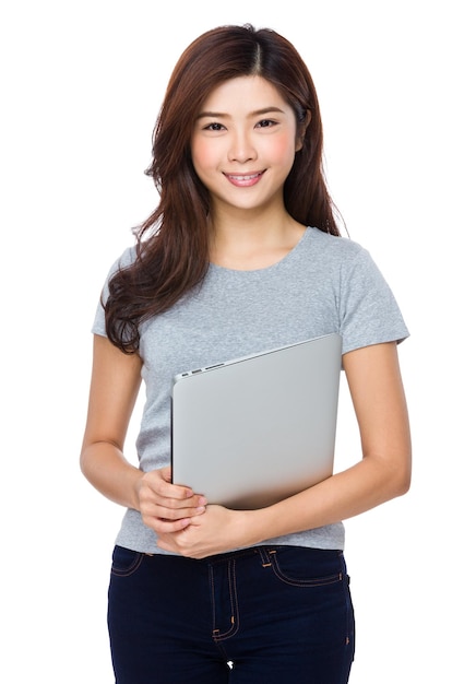 Asian giovane donna attesa con computer portatile