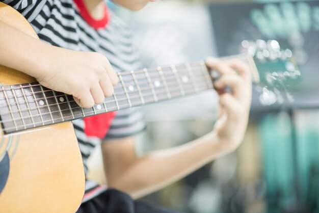 Asian girl studyguitar nell&#39;aula di musica