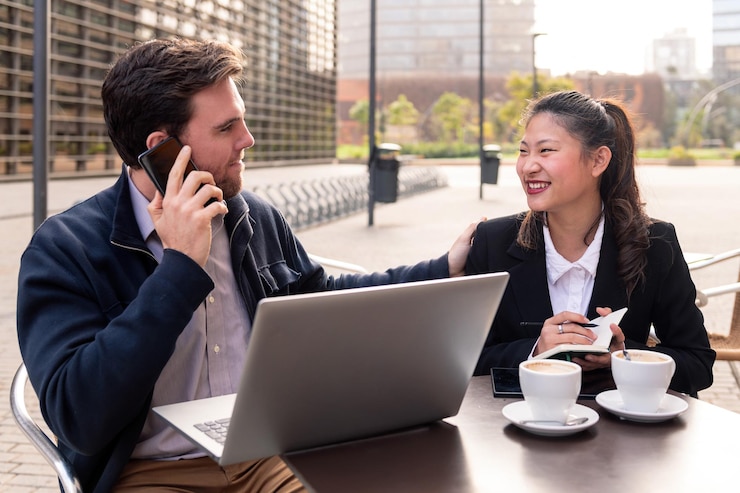 Photo asian woman and caucasian man having work meeting