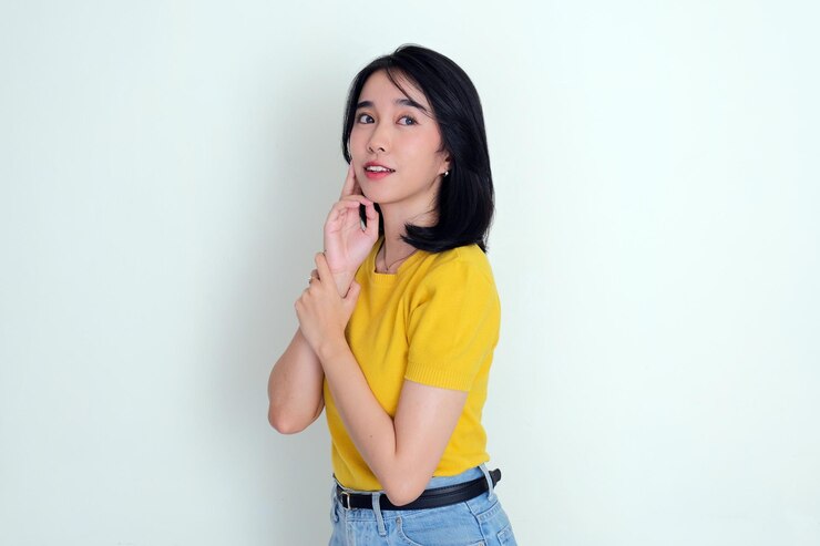 Photo asian young woman staring away thinking something