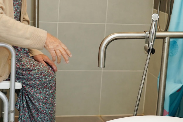 Asiatica anziana paziente donna anziana usa la rotaia di supporto del bagno nella barra di sicurezza della ringhiera del bagno