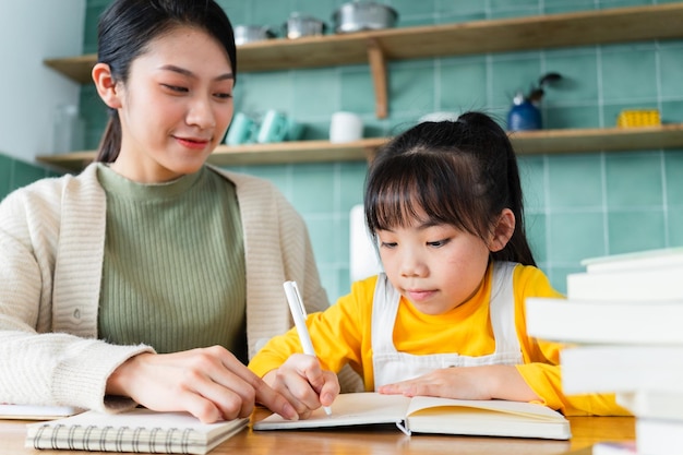 Asiatica Madre e figlia che studiano insieme a casa