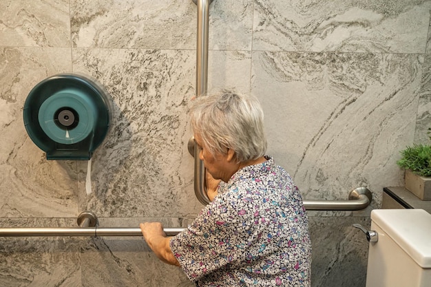 Asiatico anziano o anziano signora anziana paziente uso bagno wc maniglia di sicurezza