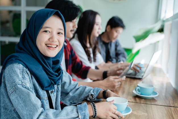 Asiatico dello studente di college con l'amico in caffè