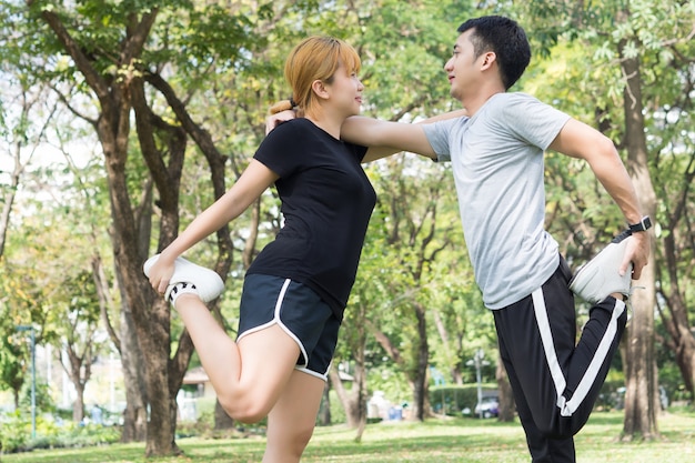 Asiatico giovane amore coppia allenamento su allungando i loro corpi insieme