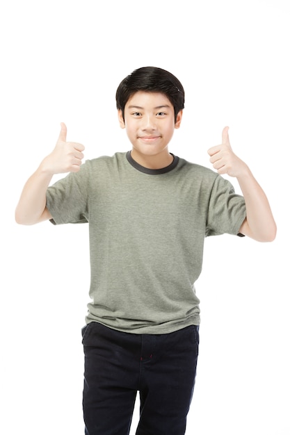 Asiatico ragazzo eccitato in camicia verde dando thumbs-up.