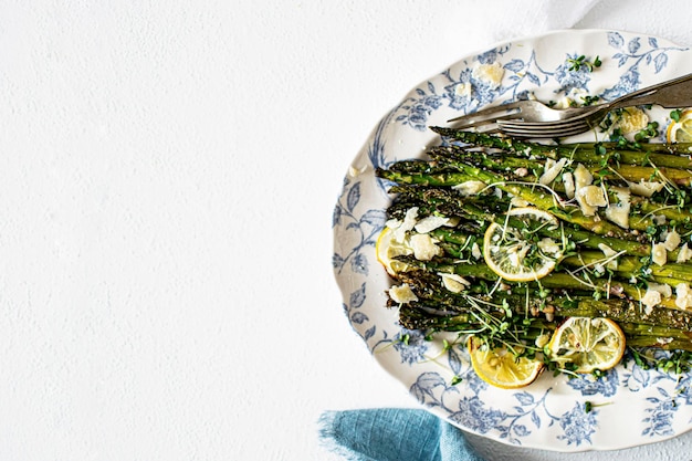 Asparagi al forno con limone in un piatto